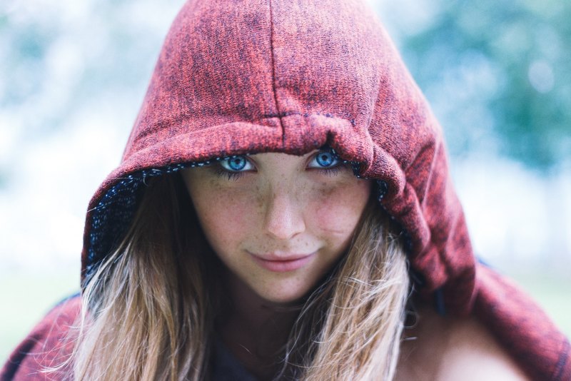 Красивая девушка в капюшоне