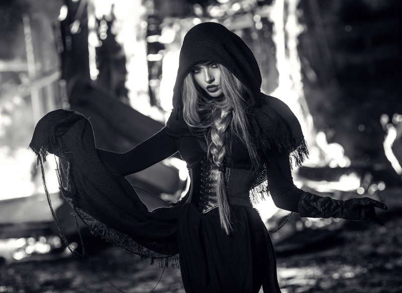 Девушка в черном