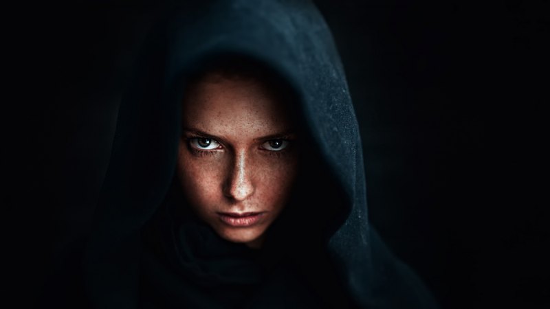 Женщина в черном капюшоне