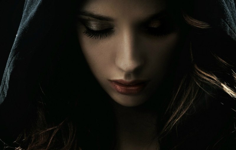 Загадочная девушка в капюшоне