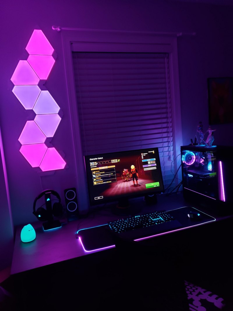 Компьютерный стол с подсветкой