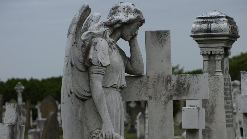 Скульптуры на кладбище