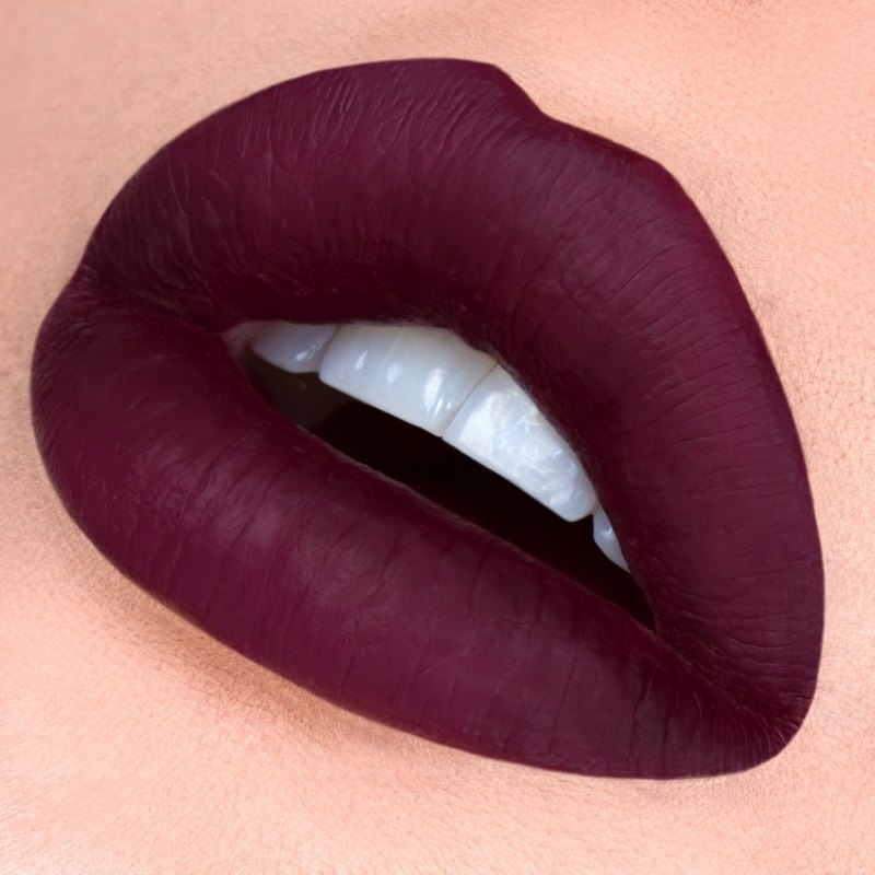 Помада малинового цвета