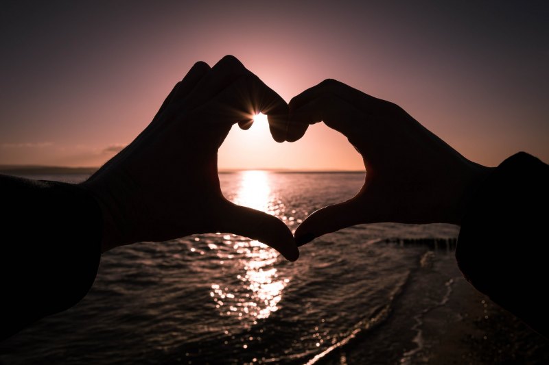 Держаться за руки на закате