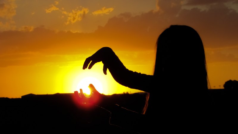 Силуэт на фоне солнца