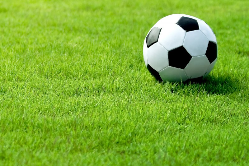 Мяч на траве