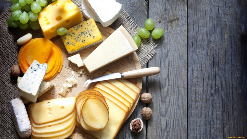 Молочная продукция на деревянном фоне