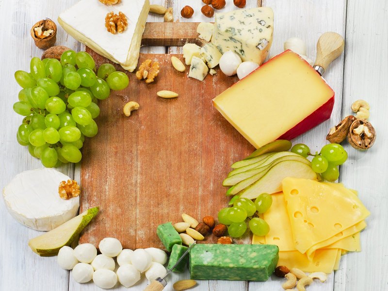 Разделочная доска с продуктами