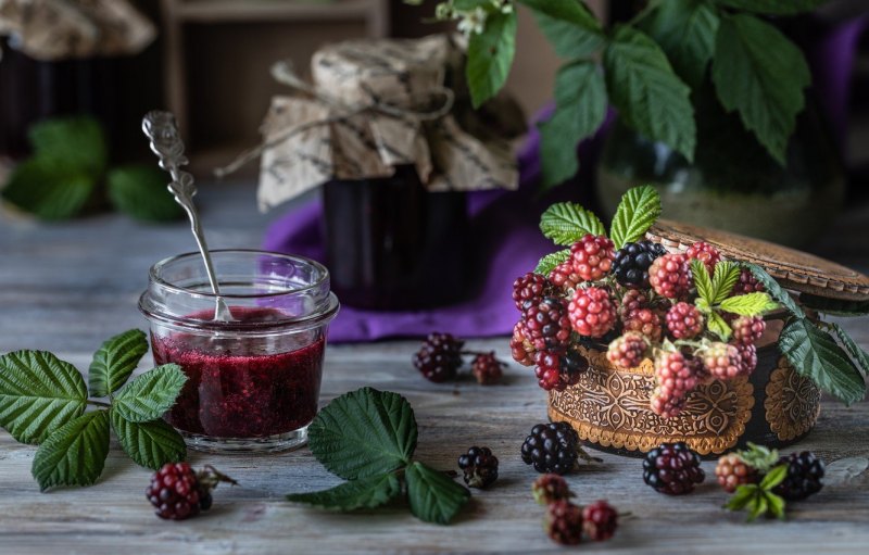 Клубничное варенье на белом фоне