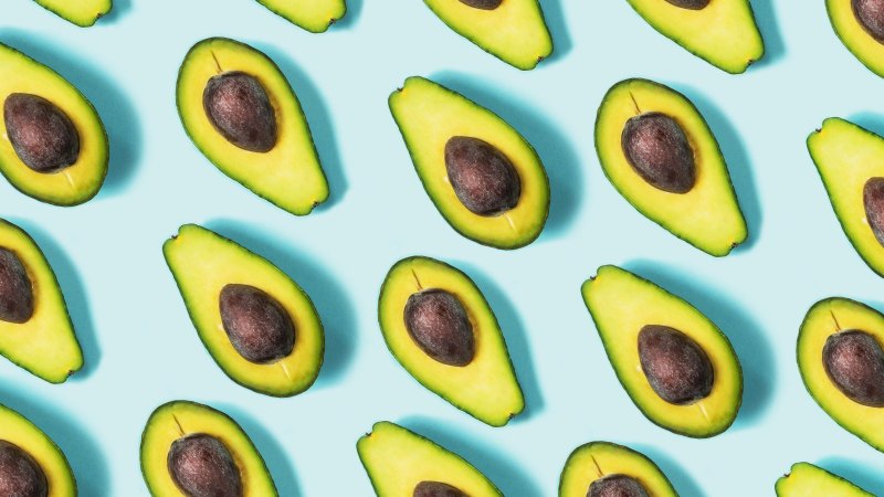 Авокадо на темном фоне