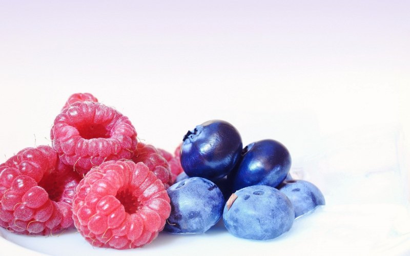 Малина и голубика