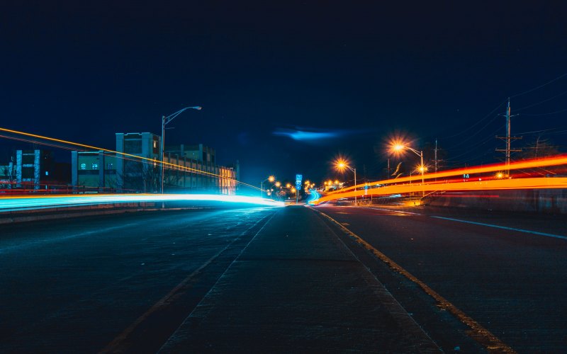 Дорога ночью в городе