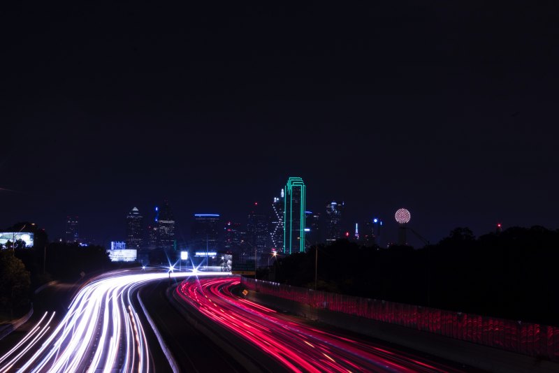 Трасса ночью в городе