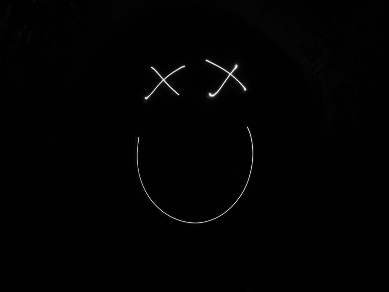 Смайлик на желтом фоне