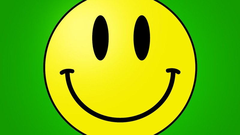 Весёлый смайлик на чёрном фоне
