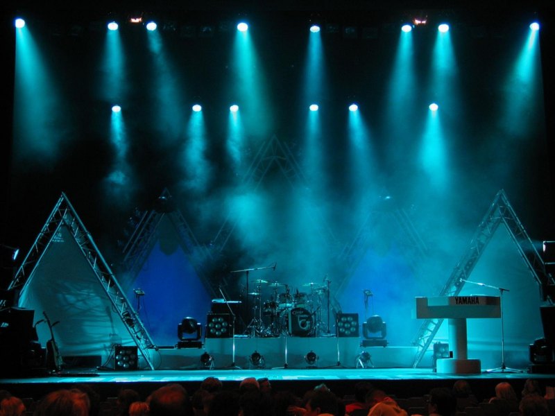 Пустая сцена рок концерта