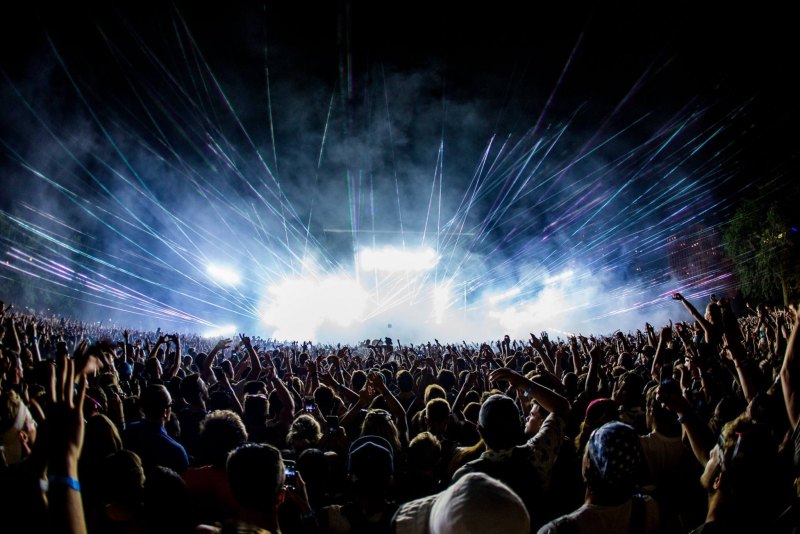 Толпа людей на концерте