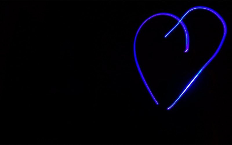 Синее сердечко на черном фоне