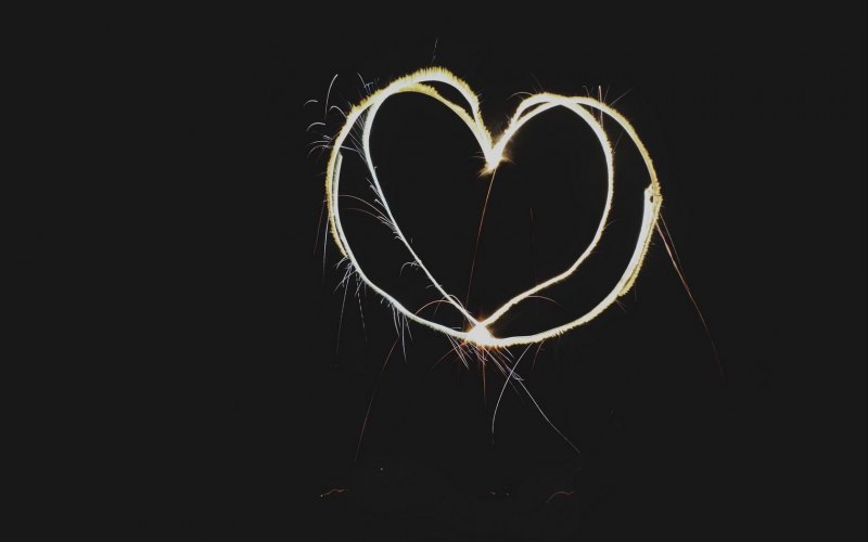 Сердце на темном фоне