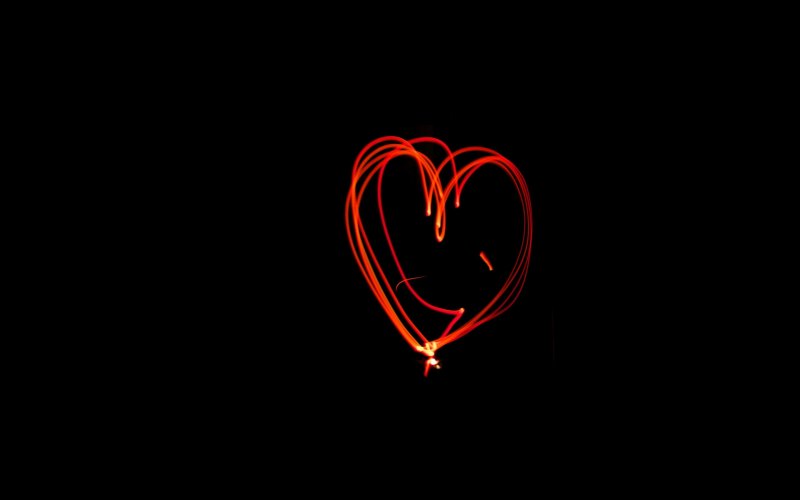 Сердце на темном фоне