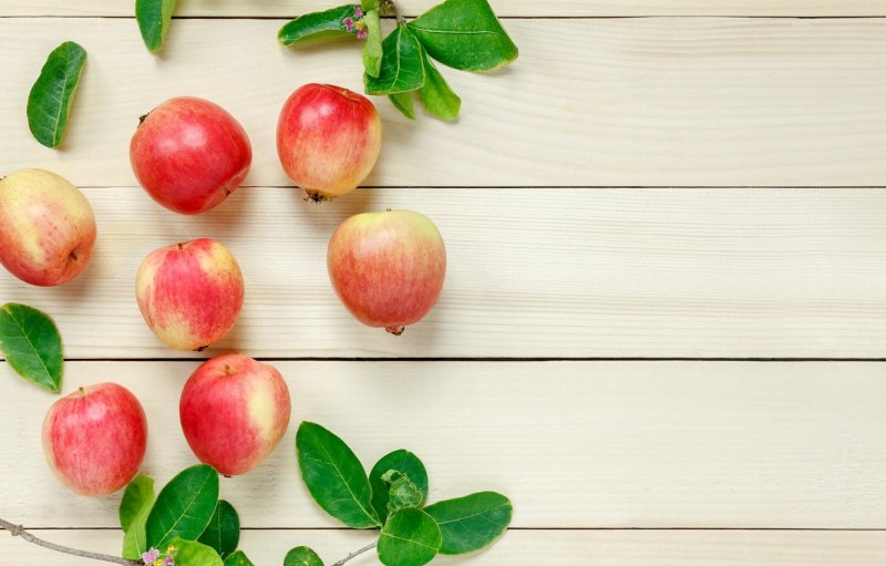 Яблоки на деревянном фоне