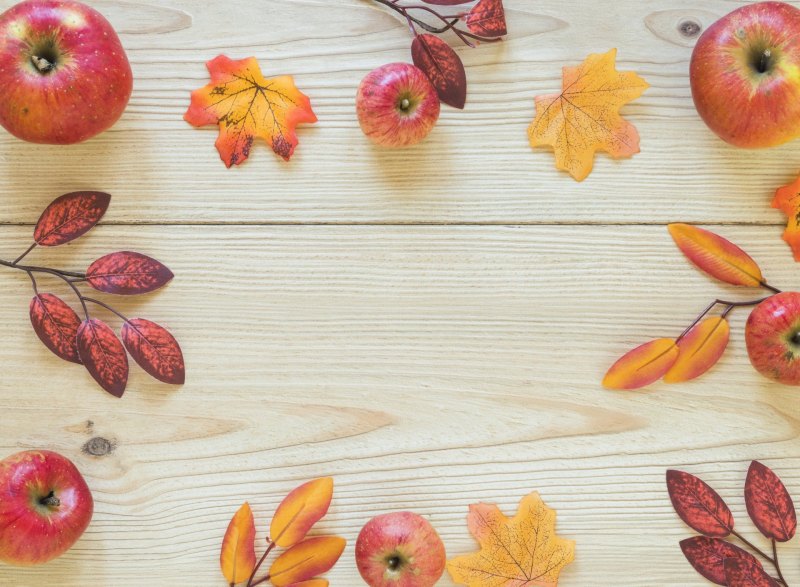 Фрукты на деревянной доске