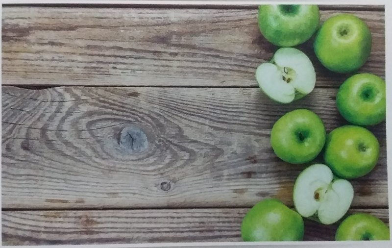 Зеленые яблоки на столе
