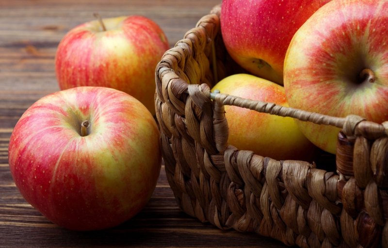 Красивое яблоко