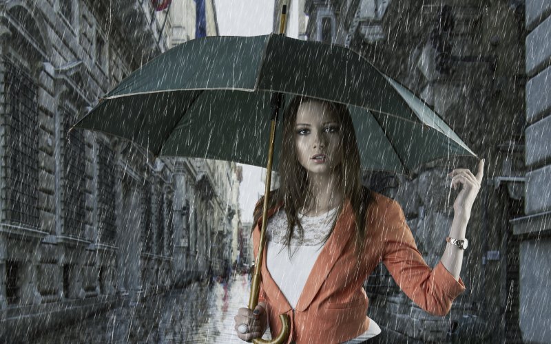 Женщина с зонтиком под дождем