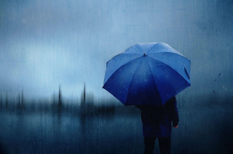 Зонт под дождем