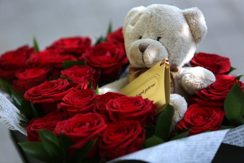 Розы в подарок