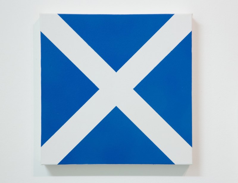 Синий крест на белом фоне флаг