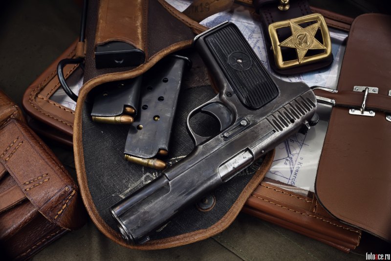 Беретта 92 на чёрном фоне