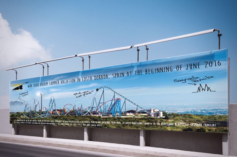 Длинный баннер на стене