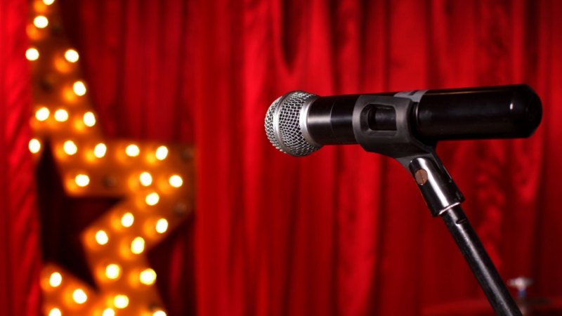 Микрофон на сцене