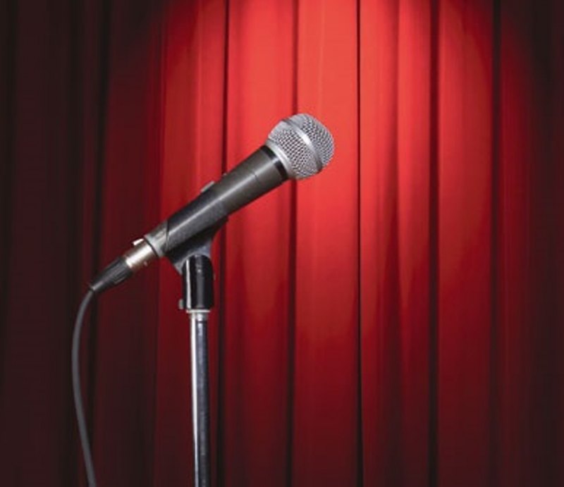 Микрофон на сцене