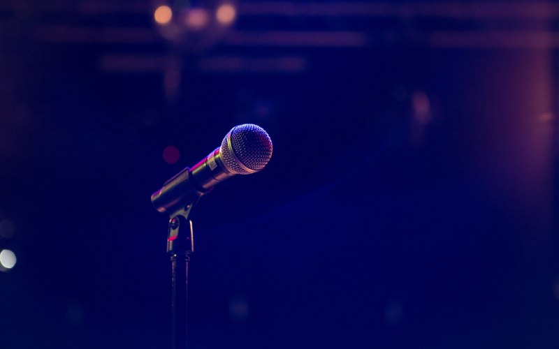 Микрофон на сцене
