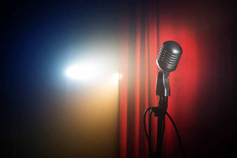 Микрофон на сцене