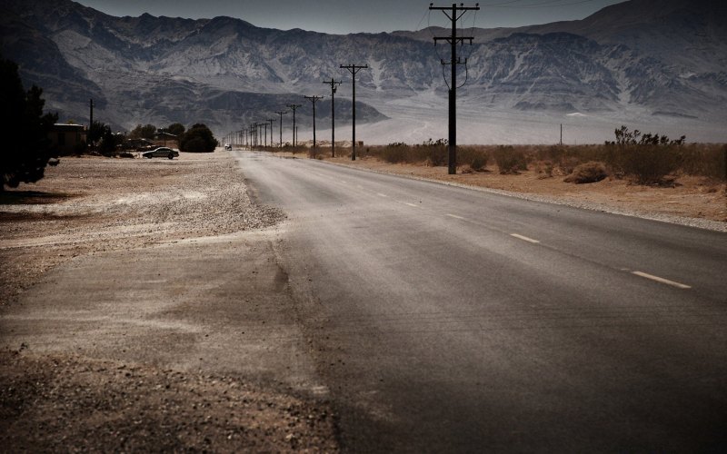 Пустая дорога в пустыне