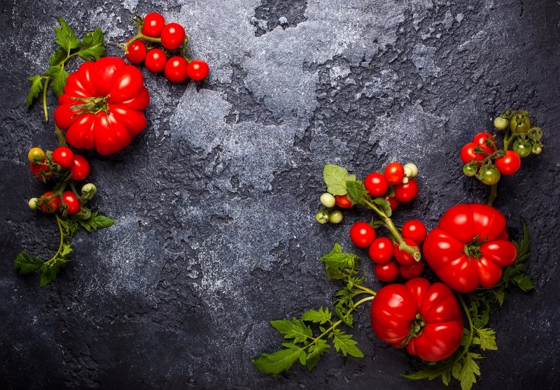 Овощи на темном фоне