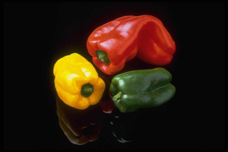 Перец на темном фоне