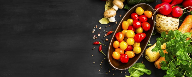 Продукты на темном фоне