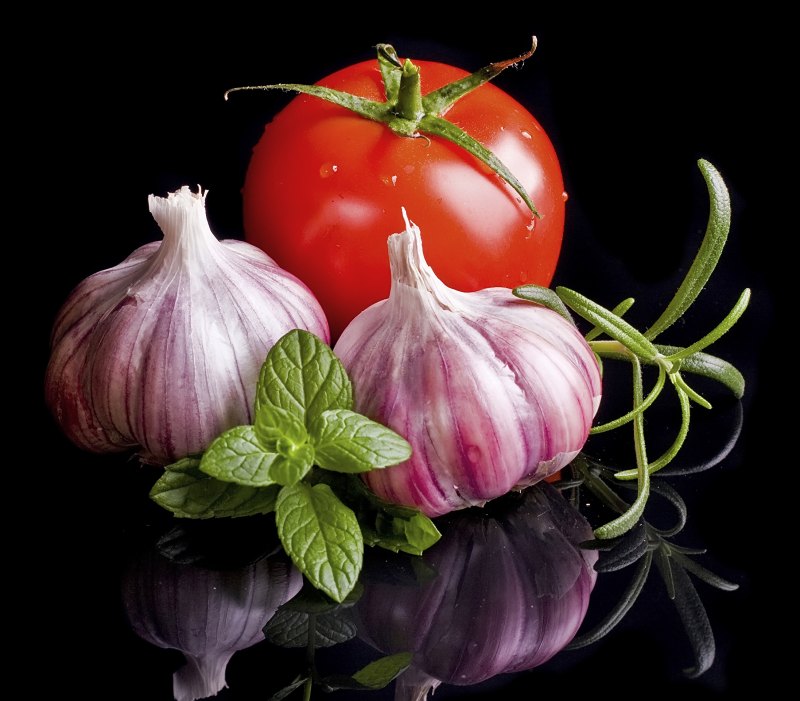 Помидоры на темном фоне