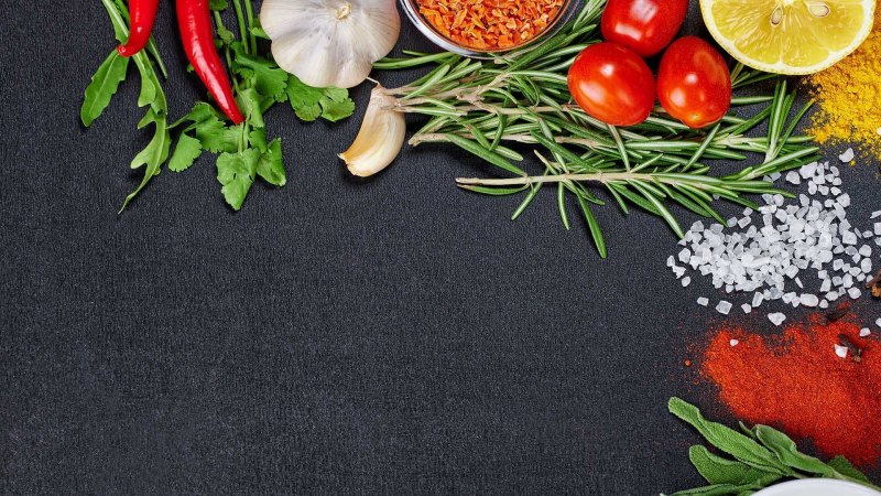 Специи на темном фоне