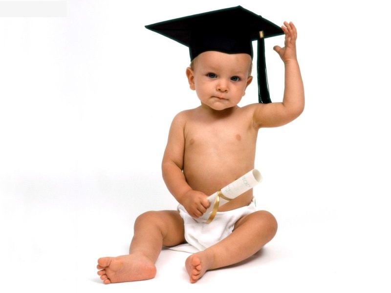 Голый младенец сидит