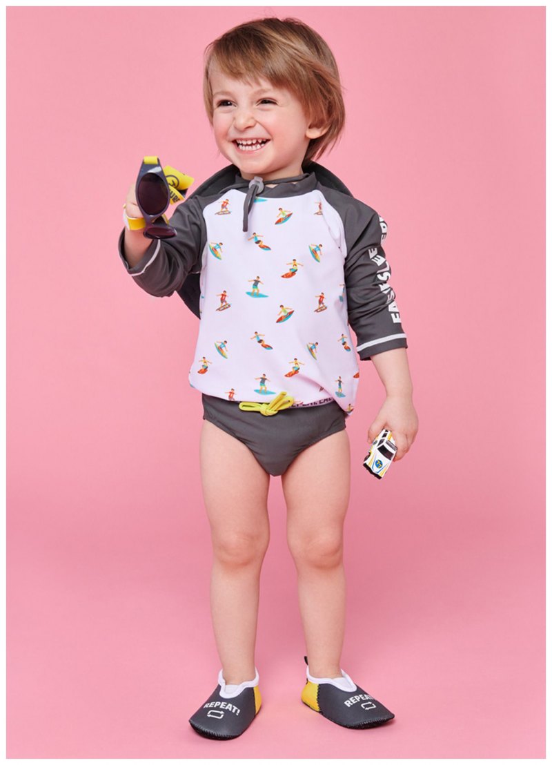 Мальчик в красных трусах