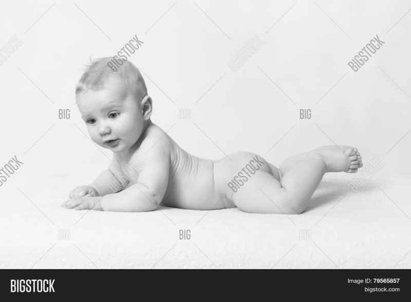 Годовалый ребенок спиной