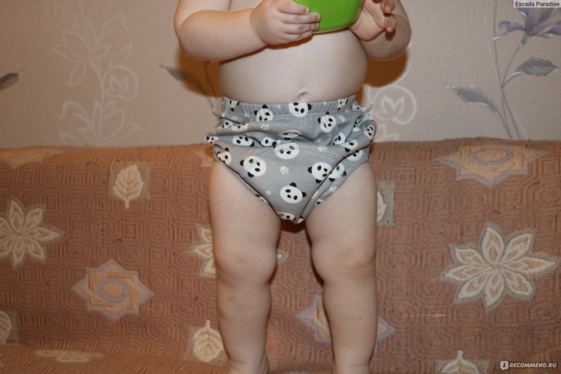 Ребенок прижатый гантелями