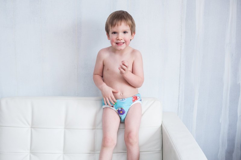 Малыши в трусиках на сером фоне