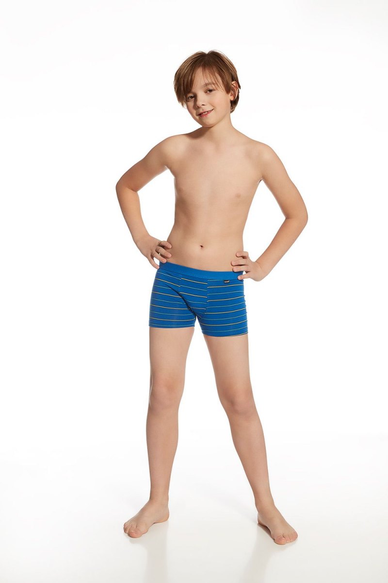 Младенец голый лежит